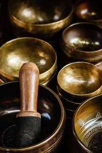 Singing Bowls with Om Mani Padme Hum inscription, a Tibetan Buddhist prayer, for sale in Thamel, a popular tourist destination in Kathmandu, Nepal.